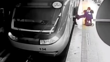 Ιράν: Πέθανε η 16χρονη που κακοποιήθηκε από την αστυνομία ηθών μέσα στο μετρό της Τεχεράνης