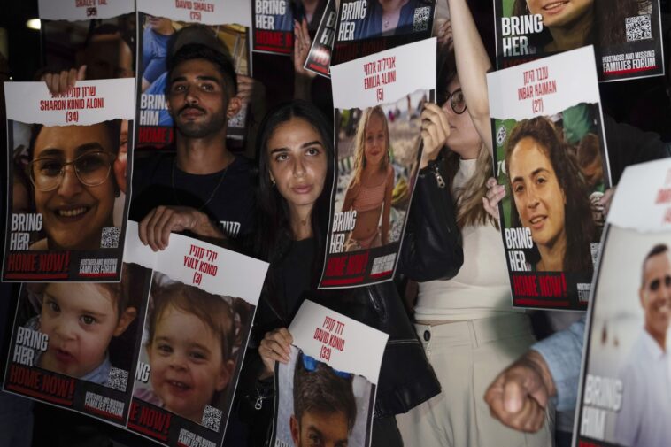 Ισραηλινά ΜΜΕ: Δεκάδες όμηροι είναι καθοδόν προς τη Γάζα για να παραδωθούν στον Ερυθρό Σταυρό
