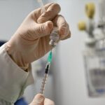 Κορονοϊός – Μαγιορκίνης: Ποιοι πρέπει να εμβολιαστούν με το επικαιροποιημένο εμβόλιο – Τι αλλάζει με τις εξετάσεις του ΕΟΠYΥ