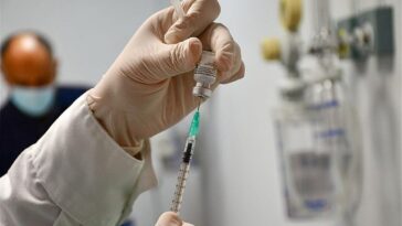 Κορονοϊός – Μαγιορκίνης: Ποιοι πρέπει να εμβολιαστούν με το επικαιροποιημένο εμβόλιο – Τι αλλάζει με τις εξετάσεις του ΕΟΠYΥ