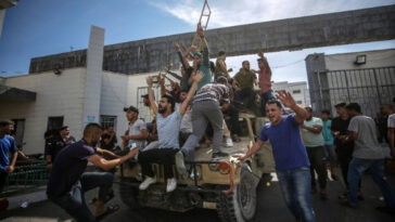 Μεσανατολικό: Η Χαμάς ανακοίνωσε πως απελευθέρωσε μια Ισραηλινή και τα δύο παιδιά της