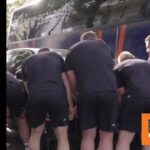 Νέα Ζηλανδία: Οι παίχτες της εθνικής ράγκμπι σήκωσαν στα χέρια τζιπ 2,4 τόνων
