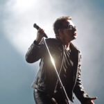 Ο Bono των U2 άλλαξε τους στίχους του σε τραγούδι για να τιμήσει τα θύματα του φεστιβάλ από την επίθεση της Χαμάς