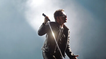Ο Bono των U2 άλλαξε τους στίχους του σε τραγούδι για να τιμήσει τα θύματα του φεστιβάλ από την επίθεση της Χαμάς