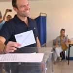 Στο δημοτικό σχολείο Εκάλης ψηφίζει ο Στέφανος Κασσελάκης