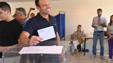 Στο δημοτικό σχολείο Εκάλης ψηφίζει ο Στέφανος Κασσελάκης