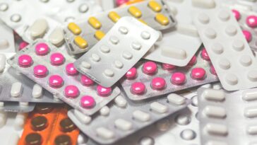 Αλόγιστη χρήση αντιβιοτικών στην Ελλάδα: Δυσκολότερη η ίαση – Aνθεκτικότερα τα μικρόβια
