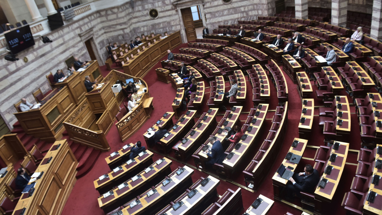 Βουλή: Κατατέθηκε το νομοσχέδιο για τους servicers - Επανεισαγωγή του προγράμματος «Ηρακλής»