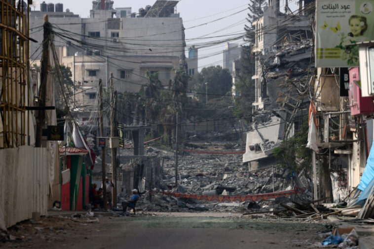 Δεκάδες νεκροί και τραυματίες από ισραηλινή αεροπορική επιδρομή στον προσφυγικό καταυλισμό Αλ Μαγκάζι στη Λωρίδα της Γάζας
