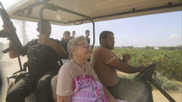 Ισραήλ: Απελευθερώθηκε η 85χρονη που τη μετέφεραν στη Γάζα μέλη της Χαμάς  με αμαξίδιο του γκολφ