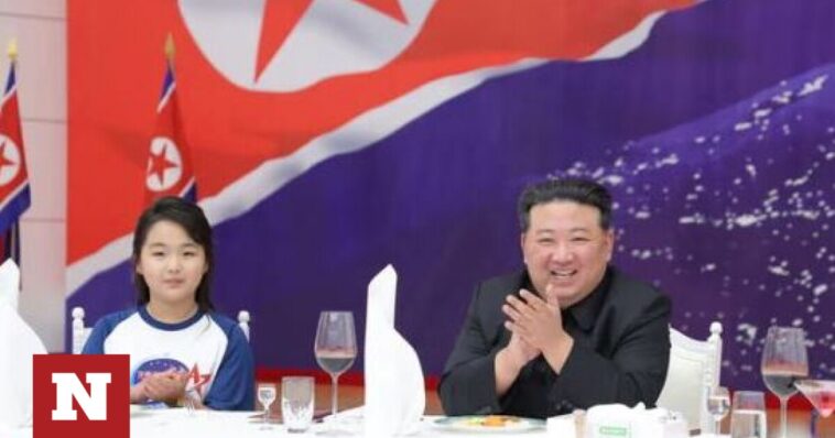 Κιμ Γιονγκ Ουν: Χαμογελαστός σε «πάρτι» για την εκτόξευση δορυφόρου μαζί με την κόρη του