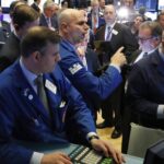 Κλείσιμο με πτώση στη Wall Street μετά το «καμπανάκι» του Πάουελ για τα επιτόκια