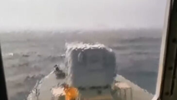 «Μάχη» με τον χρόνο και τα άγρια κύματα για τον εντοπισμό αγνοούμενων μετά το ναυάγιο στη Λέσβο- Δείτε βίντεο