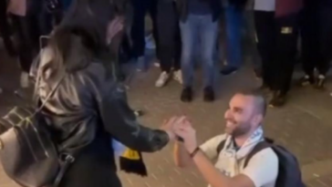 Οπαδός της Μαρσέιγ ζήτησε σε γάμο φίλη της ΑΕΚ έξω από την OPAP Arena - Δείτε βίντεο