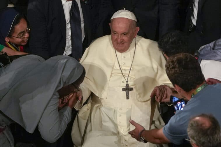 Πάπας Φραγκίσκος: Ουσιαστικό «άνοιγμα» στα διεμφυλικά άτομα – Υπέρ και της βάπτισης των παιδιών ομόφυλων ζευγαριών