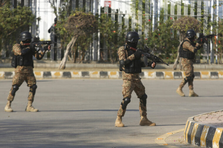 Πακιστάν: Επίθεση μαχητών σε βάση της πολεμικής αεροπορίας, σύμφωνα με τον στρατό