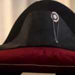 Παρίσι: Έναντι 1,9 εκατ. ευρώ πωλήθηκε το διάσημο δίκερο καπέλο του Ναπολέοντα