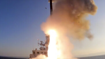 Πολεμικό πλοίο της Ρωσίας πλήττει υποδομές της Ουκρανίας με πυραύλους κρουζ