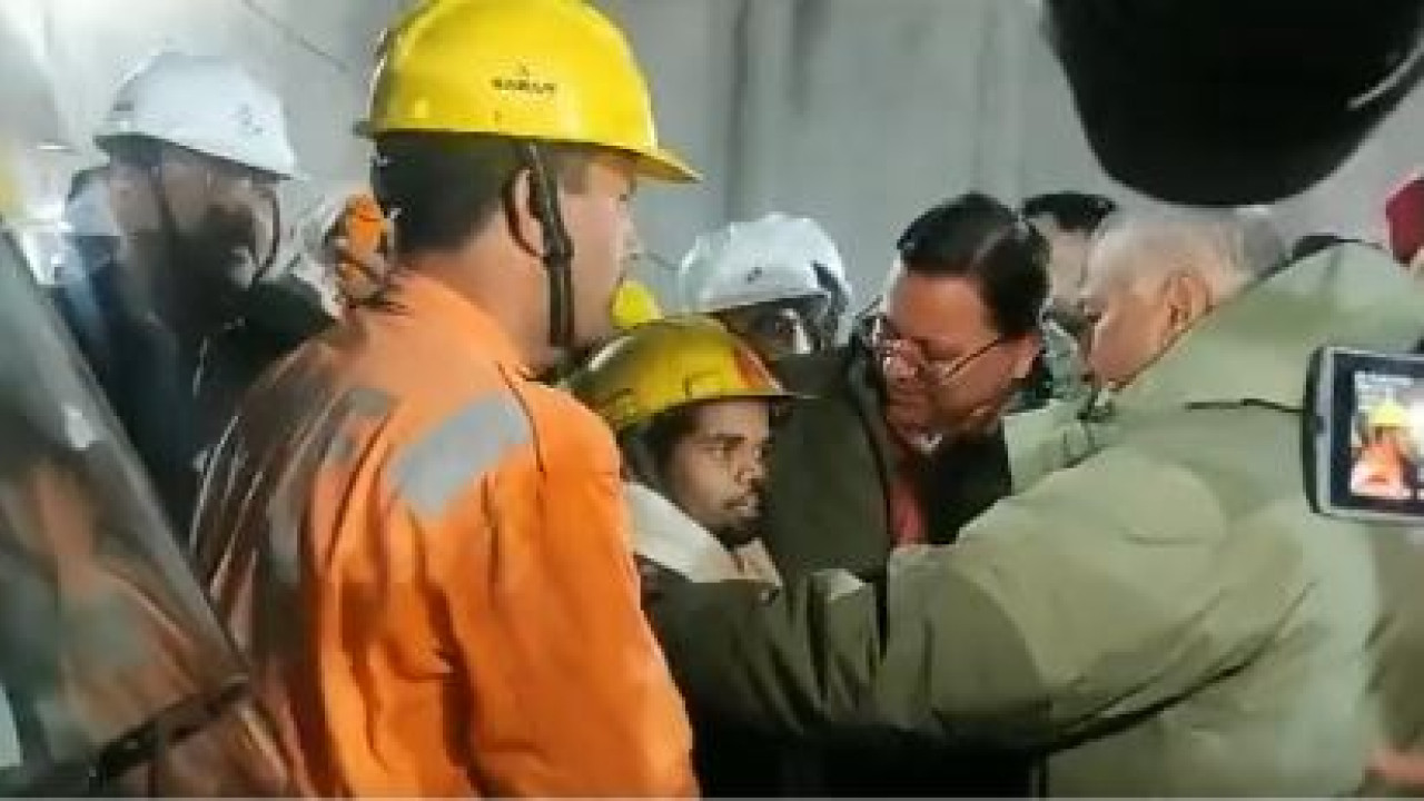 Τέλος στο μαρτύριο για τους 41 εργάτες στην Ινδία: Απεγκλωβίστηκαν από τη σήραγγα που ήταν παγιδευμένοι για πάνω από 2 εβδομάδες - Δείτε βίντεο και φωτογραφίες