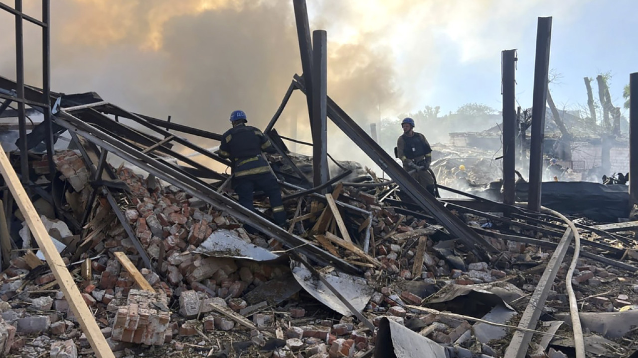Το Κίεβο καταγγέλλει τη μεγαλύτερη ρωσική επίθεση από την αρχή της χρονιάς – Συναγερμός για ουκρανικές επιθέσεις στην Κριμαία