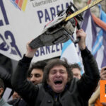 «Υπερήρωας» με αλυσοπρίονο: Πέντε απίστευτα βίντεο με τον νέο πρόεδρο της Αργεντινής Χαβιέρ Μιλέι