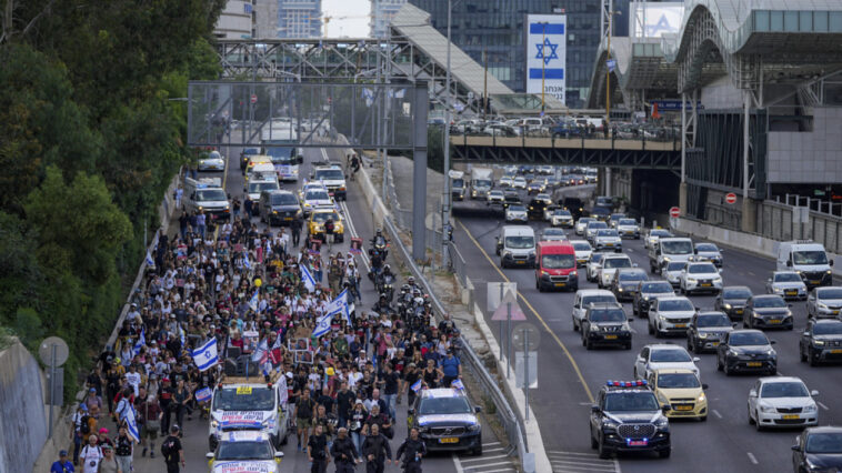 «Φέρτε τους πίσω» - Συγγενείς ομήρων πραγματοποιούν πορεία από το Τελ Αβίβ στην Ιερουσαλήμ - Δείτε φωτογραφίες