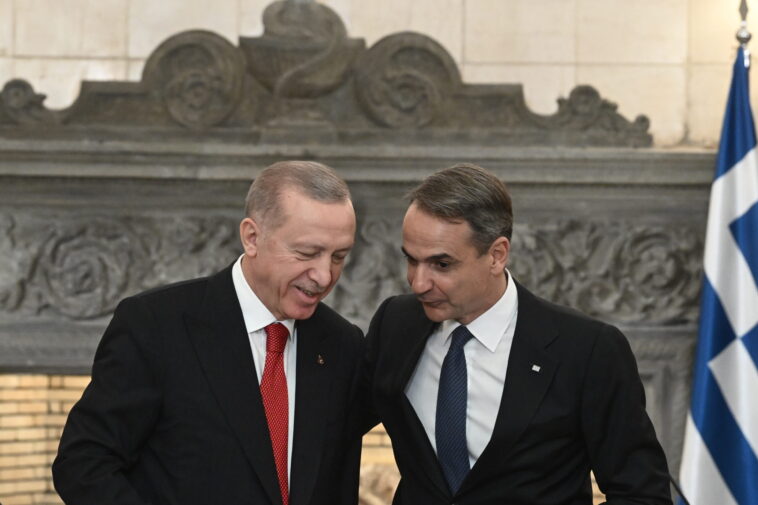 Reuters: Γυρίζοντας σελίδα, Ελλάδα και Τουρκία συμφωνούν να βελτιώσουν τις σχέσεις τους