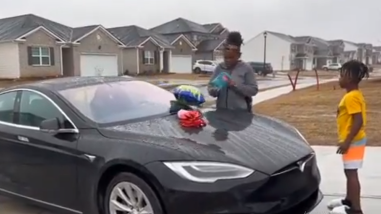 Viral: 16χρονη γίνεται έξαλλη γιατί της έκαναν δώρο αμάξι Tesla αντί για Mercedes