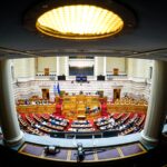Βουλή: Σφοδρή κόντρα για ποινικούς κώδικες, οπαδική βία και Παιδεία