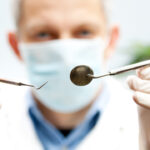 Γαλλία: Οδοντίατρος δεν αποστείρωνε τα εργαλεία του – 1000 πελάτες «τρέχουν» για τεστ ηπατίτιδας και AIDS
