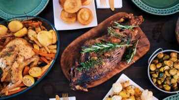 Γιορτές και φαγητό: Πώς μπορεί να τηρηθεί μια ισορροπία απέναντι στην «υπερφαγία» – Διατροφικές συμβουλές