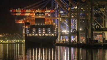 Η Maersk αναστέλλει για 48 ώρες τη διέλευση των πλοίων της από την Ερυθρά Θάλασσα