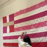 Η ροζ ελληνική σημαία είναι η απόδειξη ότι «τα κουρέλια τραγουδάνε ακόμα»
