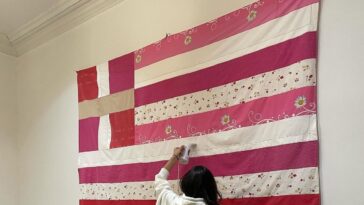 Η ροζ ελληνική σημαία είναι η απόδειξη ότι «τα κουρέλια τραγουδάνε ακόμα»