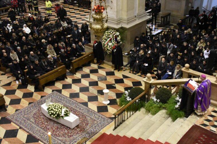 Ιταλία: Χιλιάδες άτομα στην κηδεία της 22χρονης δολοφονημένης από τον πρώην σύντροφό της – Ομιλία-δίδαγμα του πατέρα της