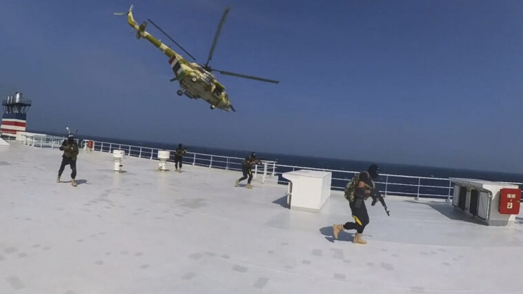 Κλιμακώνεται το μέτωπο στην Ερυθρά Θάλασσα: Δέκα νεκροί αντάρτες Χούθι από τα αμερικανικά πυρά - Εντείνονται οι επιθέσεις σε πλοία