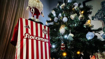 Ολυμπιακός: Τα «ερυθρόλευκα» χριστουγεννιάτικα δέντρα του Καρβαλιάλ και των ποδοσφαιριστών