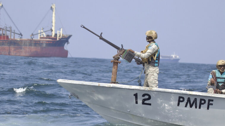 Πιθανή πειρατεία σε φορτηγό πλοίο ανοιχτά της Σομαλίας - Κατευθύνεται στο σημείο ισπανικό πολεμικό πλοίο της EU NAVFOR
