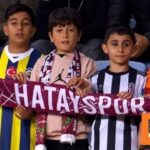 Ποδοσφαιρικός πολιτισμός στην Τουρκία: Παιδιά με διαφορετικές φανέλες ομάδων παρέα στο γήπεδο της Χατάγιασπορ- Δείτε βίντεο
