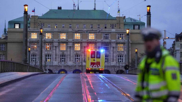 Πράγα: Το κίνητρο του δράστη αναζητούν οι αρχές - «Περνούσε από κάθε αίθουσα για να δει αν υπήρχαν και άλλοι να πυροβολήσει»