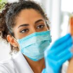 Σαρώνουν ιώσεις και κορονοϊός – Σύσταση για μάσκα σε κλειστούς χώρους, νοσοκομεία και ΜΜΜ
