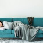 Σας παίρνει ο ύπνος στον καναπέ κάθε βράδυ; Τρεις λόγοι που πρέπει να το «κόψετε»