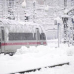 Στο έλεος του χιονιά η Γερμανία -  Ακυρώνονται πτήσεις και δρομολόγια τρένου στο Μόναχο