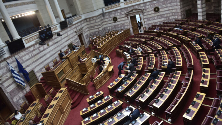 «Συννεφιασμένη» Δευτέρα για την πλειοψηφία στη Βουλή