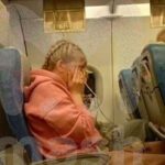 Τρόμος σε πτήση προς την Αγία Πετρούπολη: Επιβάτες προσεύχονται, παιδιά ουρλιάζουν όταν πέφτουν οι μάσκες οξυγόνου - Βίντεο