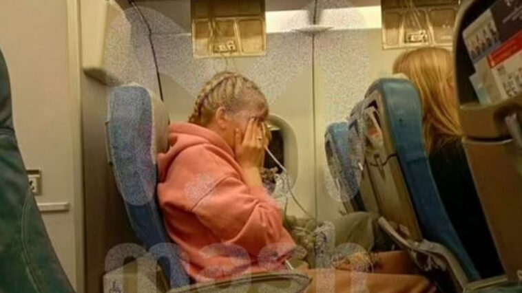 Τρόμος σε πτήση προς την Αγία Πετρούπολη: Επιβάτες προσεύχονται, παιδιά ουρλιάζουν όταν πέφτουν οι μάσκες οξυγόνου - Βίντεο