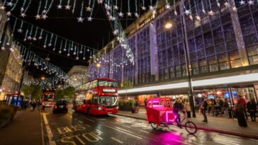 Χριστούγεννα 2023 -Λονδίνο: Ο φετινός γιορτινός στολισμός στις βιτρίνες διάσημων πολυκαταστημάτων