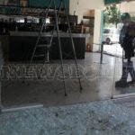 «Γάζωσαν» καφετέρια στα Πατήσια: Έσπασε η τζαμαρία, οπές από σφαίρες και σε διπλανά κτήρια