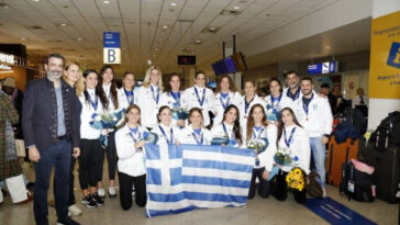 Επέστρεψαν στην Ελλάδα και αποθεώθηκαν οι χάλκινες πρωταθλήτριες της εθνικής πόλο - Δείτε βίντεο και φωτογραφίες