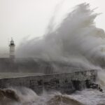 Η καταιγίδα Χενκ σαρώνει την Αγγλία και την Ουαλία – Ένας νεκρός, ταξιδιωτικό χάος